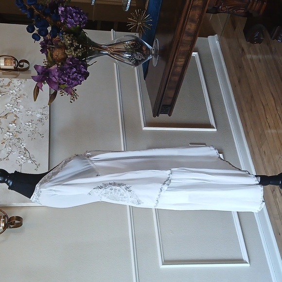 Women's White Boho Embroidered High Low Dress. Size M - Picture 10 of 17